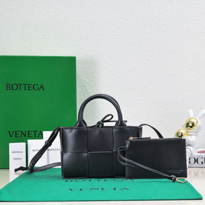 Batch 1420 BV Candy Arco super mini tote bag. The size of a mobile phone 😋 can only hold cuteness 🥰 I have always been fond of tote bags because it has no complicated design, is simple and neat, and can be easily matched with daily clothes. Key points, key points! It is equipped with a detachable shoulder strap, so you can match your different looks. It is full of texture. Size: 20*7*13 Style number: 9895#
